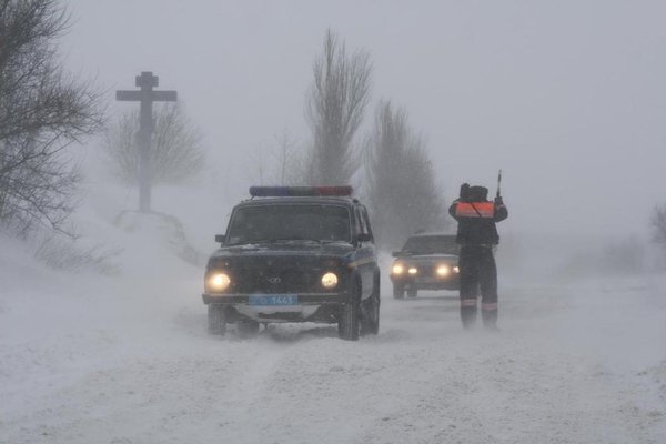 Зима заставила водителей просить о помощи