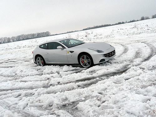 На что способна Ferrari в снежном поле