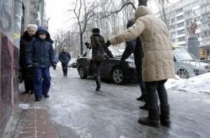 В Киеве бьются с гололедом, рассыпая тысячи тонн соли