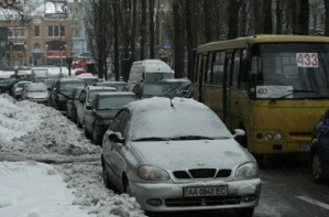 Коммунальщики Киева борются со снегом, но проехать в столице все равно сложно