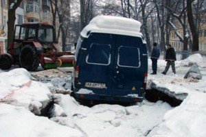 В Киеве машина провалилась в трехметровый котлован