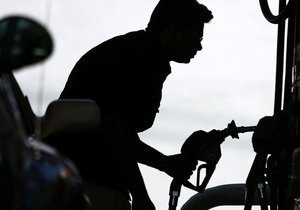 Украинские власти рекомендуют участникам рынка снизить цены на бензин