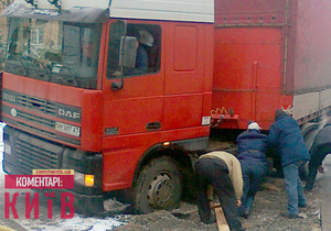 В Киеве грузовик провалился под асфальт