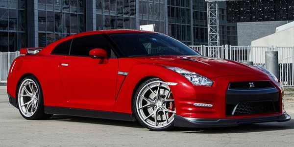 Яркий Nissan GT-R стал еще мощнее