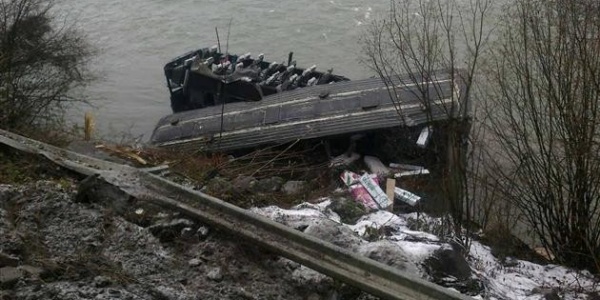 На Закарпатье двухэтажный автобус с пассажирами слетел в реку