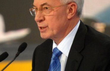 Азаров объяснил, почему в Украине быстро разрушаются дороги