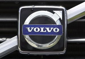 Прибыль шведского концерна Volvo обрушилась почти вдвое