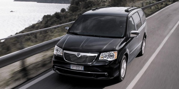 Женева 2013: Chrysler Town & Country примерял логотип Lancia