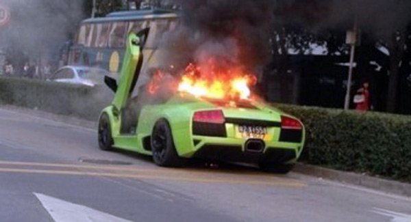 После нелегальной гонки в Китае загорелся Lamborghini Murcielago