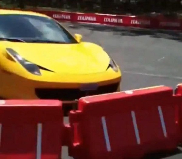 Ferrari 458 во время гонки врезался в зрителей