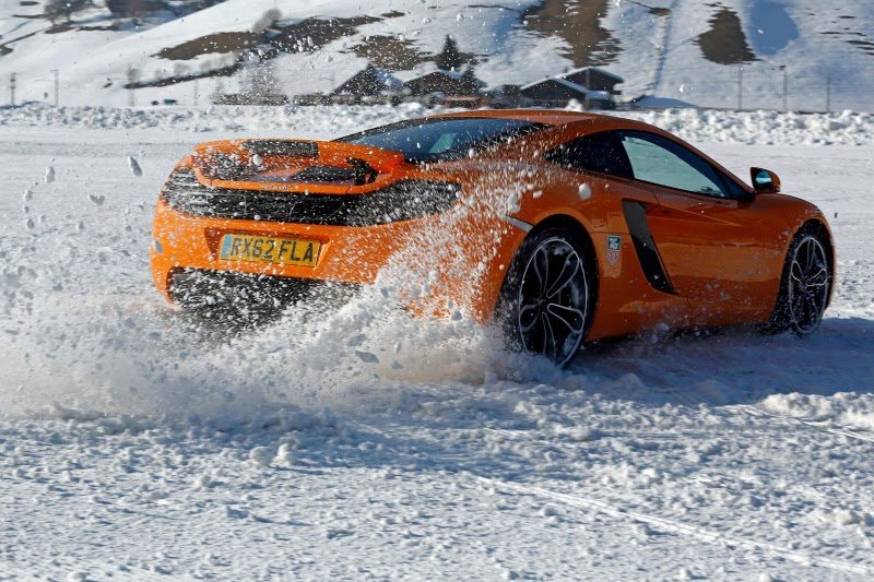 Компания McLaren показала фотографии 12C Spider