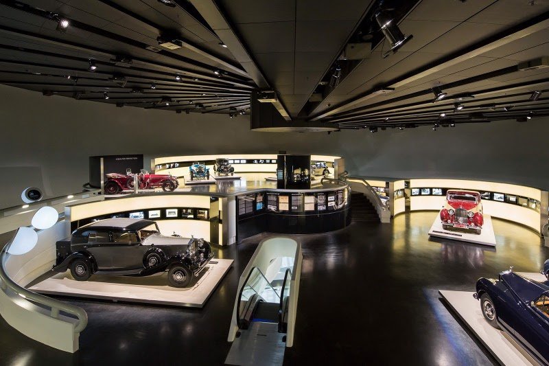 В музее BMW проходит выставка автомобилей Rolls-Royce