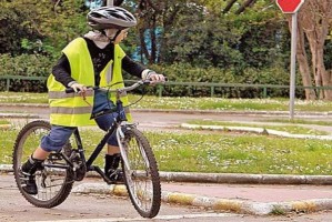 Велосипедистов хотят одеть в светоотражающие жилеты