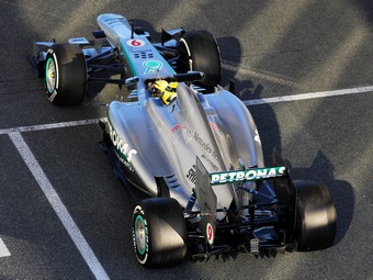 На болидах AMG F1 W04 установленна активная подвеска