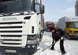 Власти Киева ограничили въезд в город грузовиков и фур