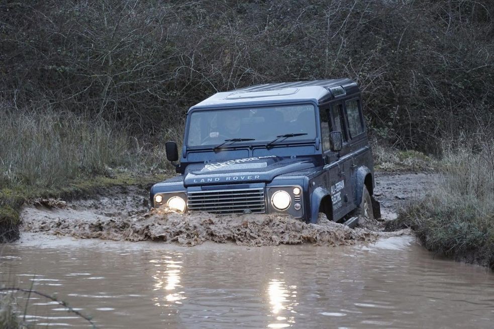 Брутальный Land Rover Defender покоряет бездорожье электричеством
