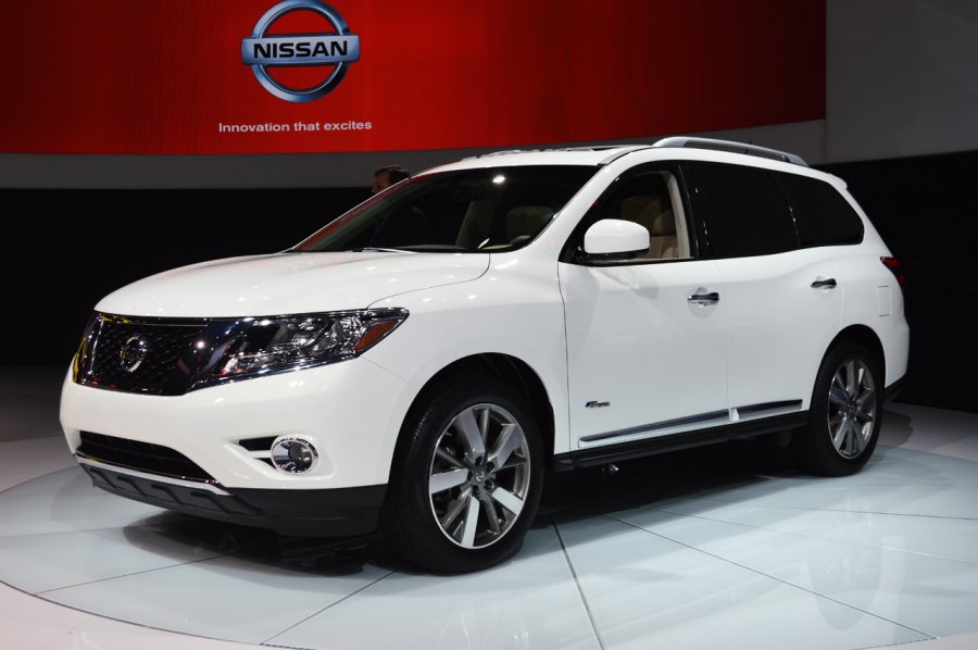Гибридный Nissan Pathfinder оказался на четверть экономичнее бензинового