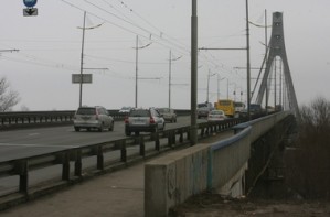 В Киеве на Московском мосту перевернулся автобус, пострадали люди