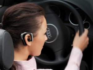 Голосовой набор SMS за рулем делает водителей в два раза невнимательнее