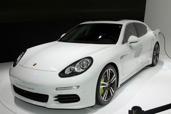 Porsche Panamera научили ездить без бензина