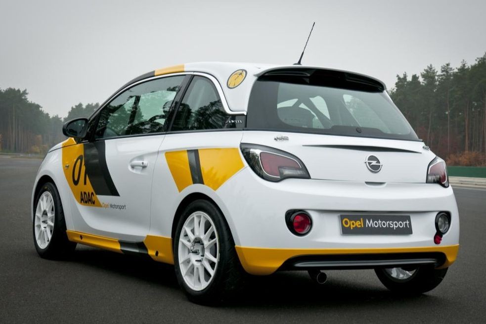 Агрессивный и злой хетчбэк Opel Adam Cup в действии