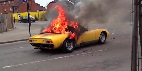 Крутая Lamborghini сгорела дотла прямо на улице
