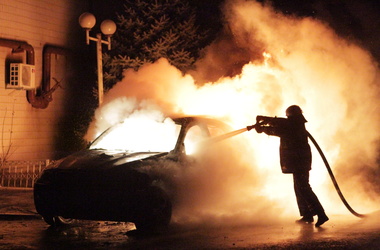 В Киеве массово поджигают автомобили