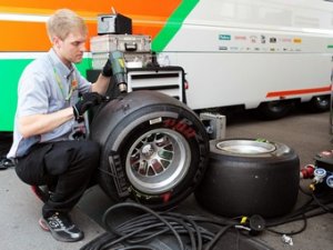 Команды Формулы-1 больше не смогут менять задние шины местами