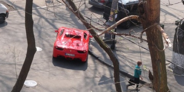 В Одессе мажор припарковал Феррари посреди перекрестка