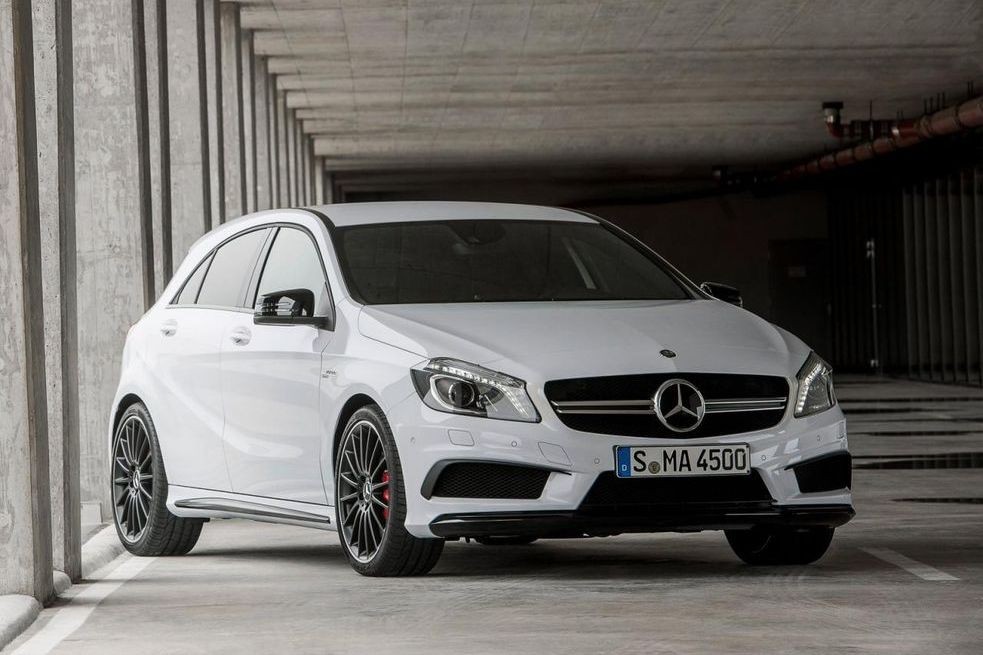 “Горячий” Mercedes A45 AMG и пилоты Формулы 1 снялись в веселой рекламе