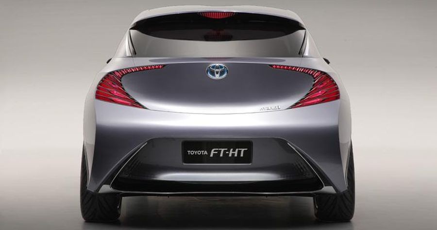 Новый шестиместный минивэн от Toyota засветился в видеоролике