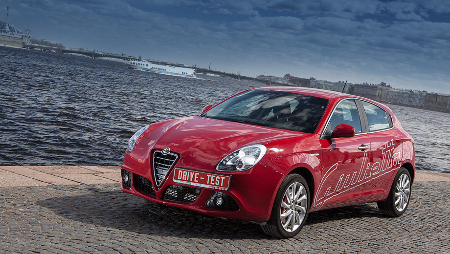 Гуляем по Петербургу с «итальянкой» Alfa Romeo Giulietta