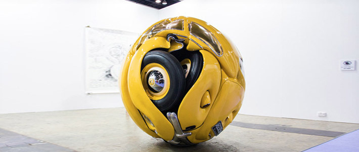 Индонезийский мастер сделал гигантский мяч из Volkswagen Beetle