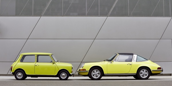 Вечно молодой классический Mini поздравляет Porsche 911 с 50-летием