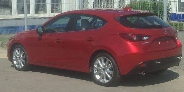 Новый хэтчбек Mazda3 сфотографировали без камуфляжа