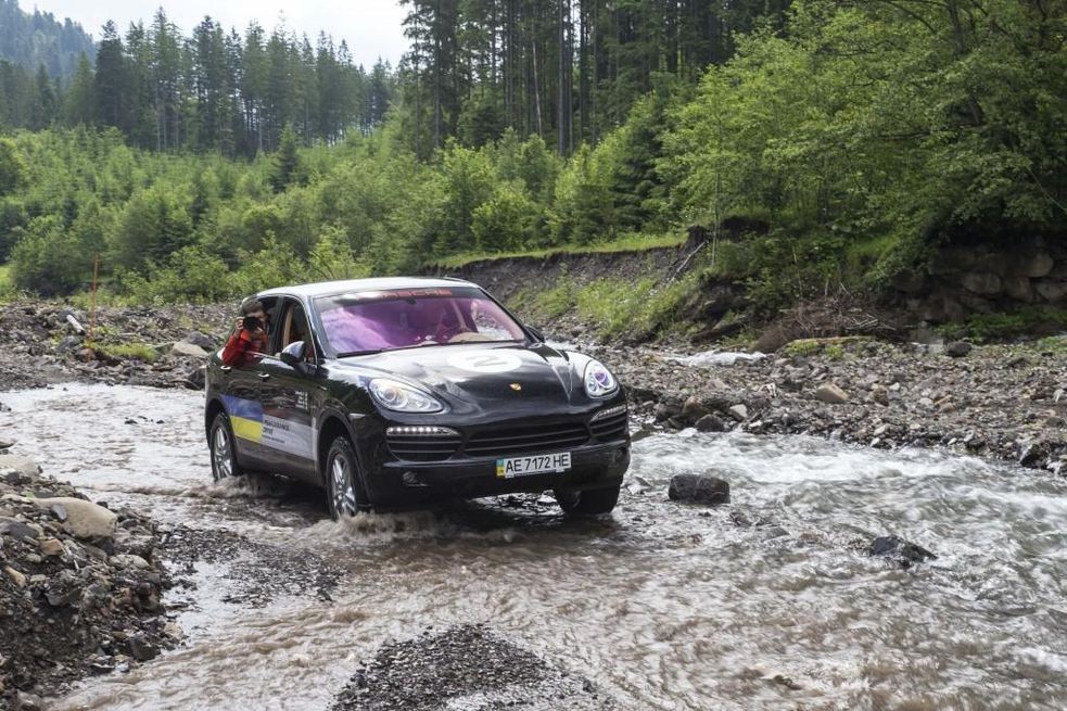 Новый Porsche Cayenne S демонстрирует свои внедорожные возможности