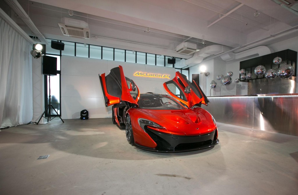 McLaren представил в Гонконге специальную серию 12C B&W Edition и P1