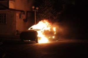 В Киеве загорелись две легковушки