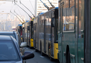 В Киеве неправильно припаркованный внедорожник перекрыл движение троллейбусов