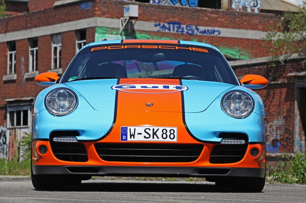 Немецкое тюнинг-ателье Cam Shaft одело Porsche 997 Turbo в ливрею Gulf