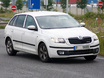 Хэтчбек Skoda Rapid сфотографировали без камуфляжа