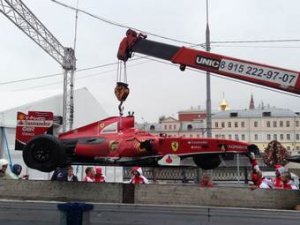 Камуи Кобаяси разбил болид Формулы-1 в Москве