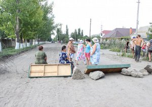 Жители Херсона перекрыли дорогу диваном, требуя восстановить асфальтовое покрытие