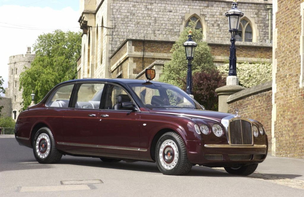 Принадлежащий королеве Великобритании Bentley State Limousine будет выставлен в Садах Букингемского Дворца