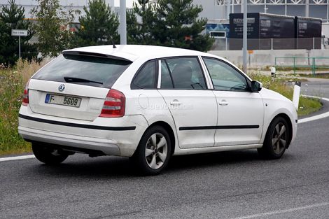 Хэтчбек Skoda Rapid сфотографировали без камуфляжа