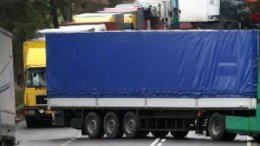 Дальнобойщики перекроют дороги, протестуя против проверок веса грузовиков