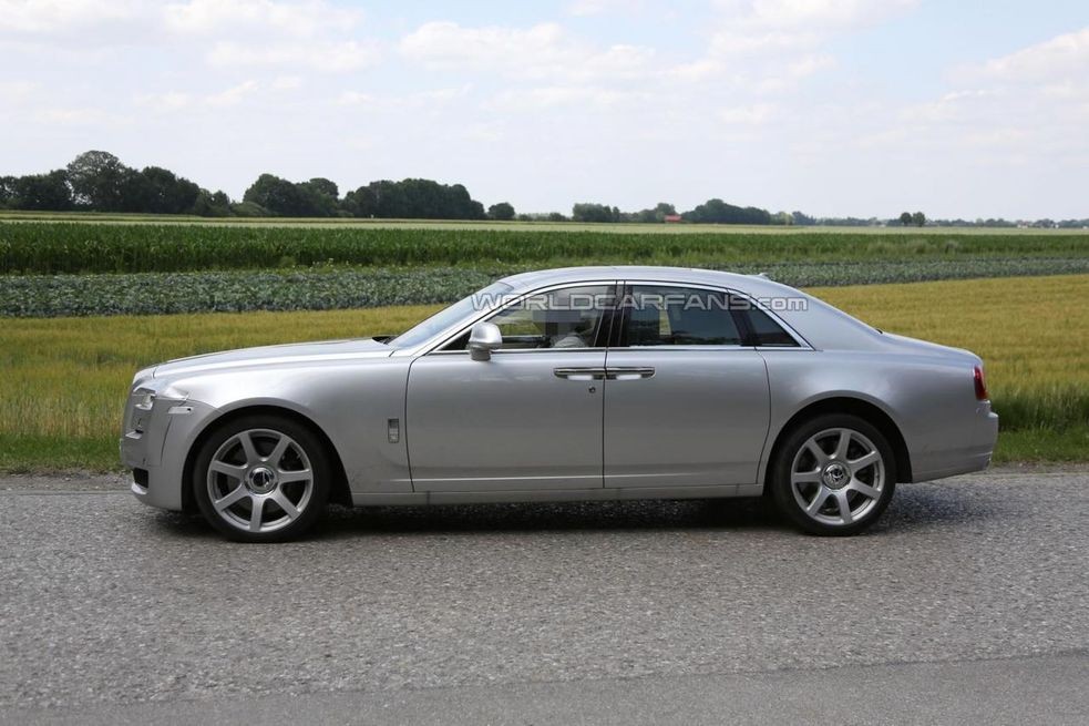 Право на роскошь! Шпионы засекли обновленный Rolls-Royce Ghost