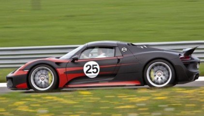 Появилось первое изображение суперкара Porsche 918 Spyder