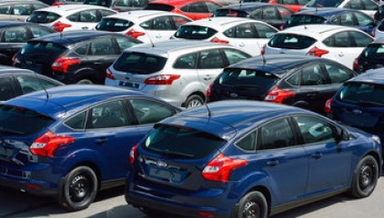 Российский авторынок замедлил падение