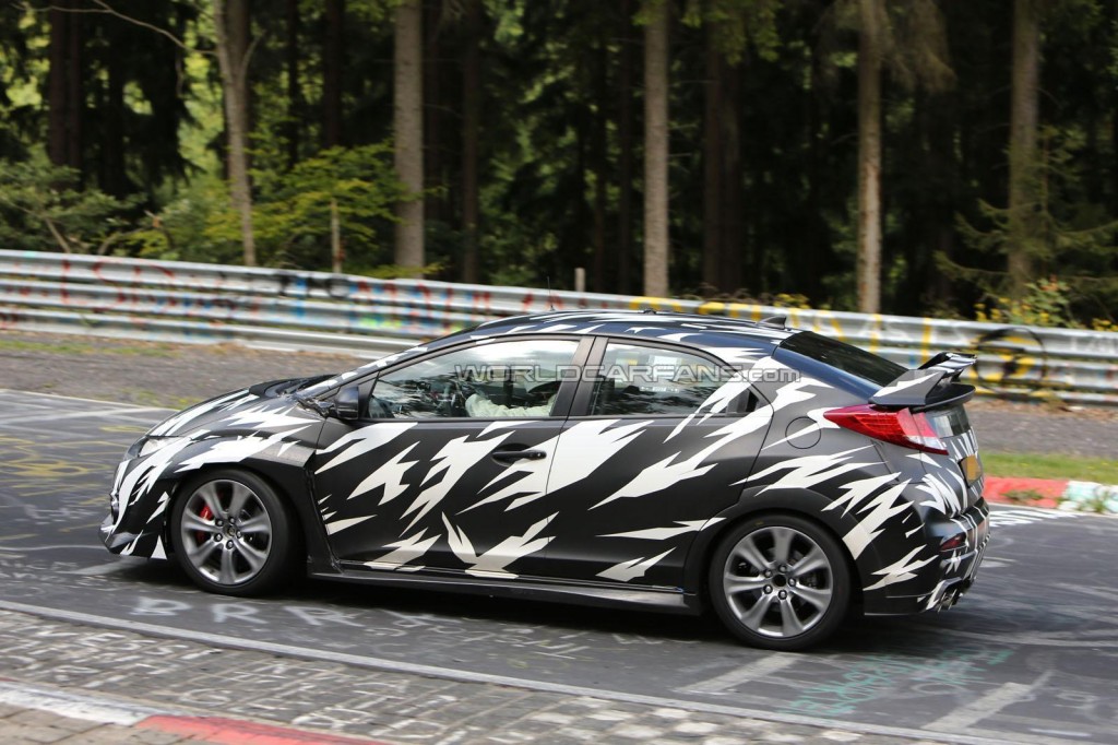 Закамуфлированный прототип Honda Civic Type R был сфотографирован на Нюрбургринге